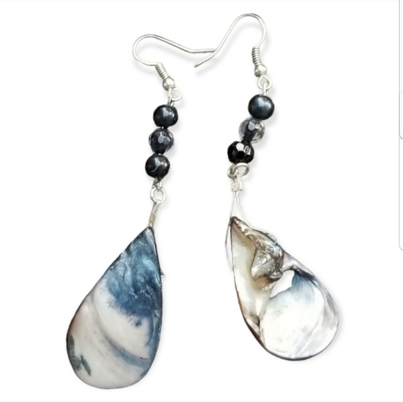 VINTAGE IRRIDESCENT BLUE ABALONE SHELL BOHO DROP HOOK EARRINGS - Picture 3 of 3